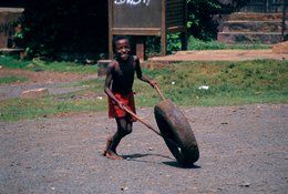 Archipel-des-Comores;-Enfant;-France;-Garçon;-Jeu;-Kaleidos;-Kaleidos-images;-La-parole-à-limage;-Laurent-Abad;-Mayotte;-Océan-Indien;-Pneu;-Rue;-Stories-Pictures;-Vie-quotidienne